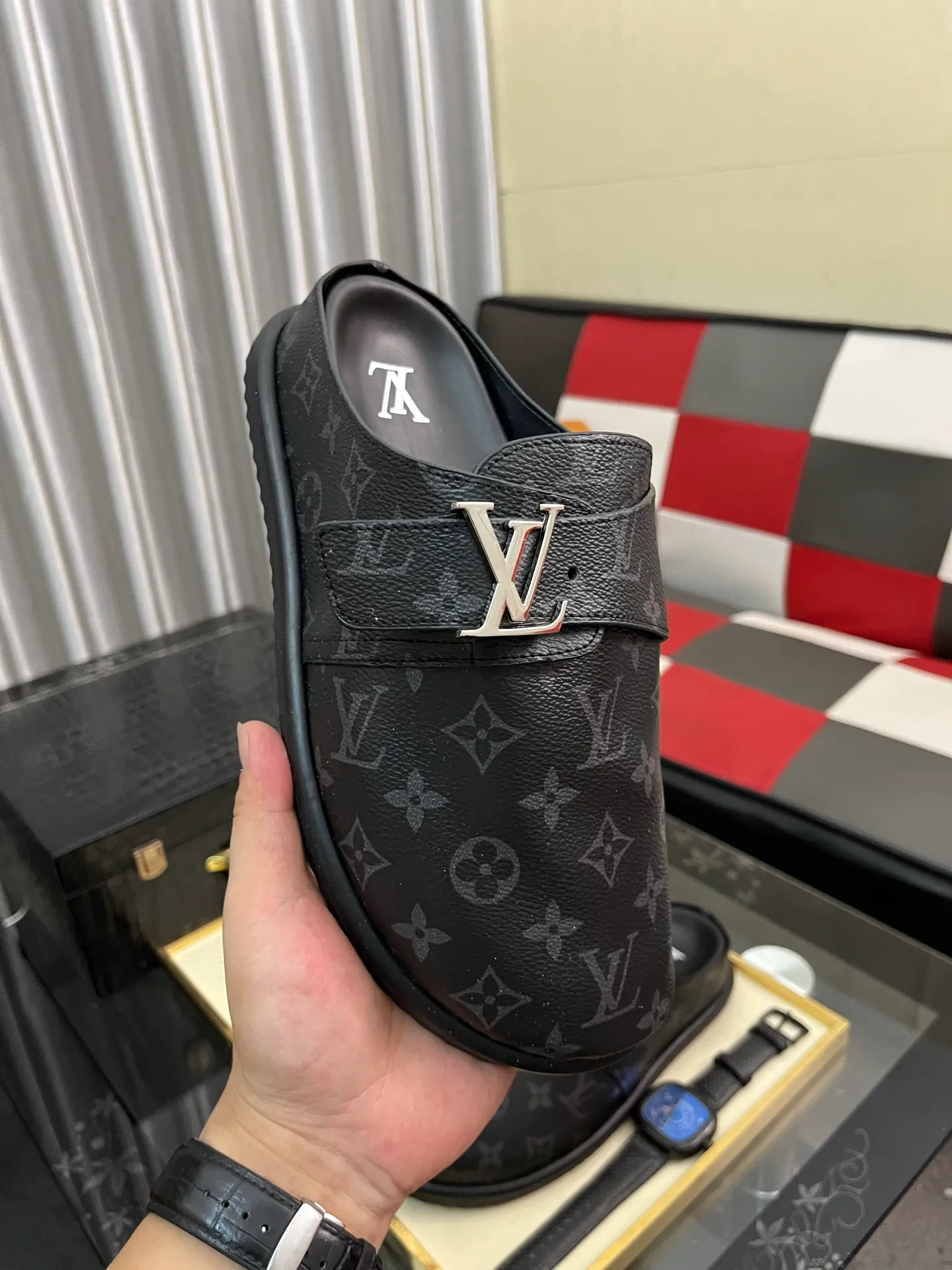 Men's shoes 💰380⌚️⌚️2025 new men's casual sandals and slippers, made of suede cow leather, with Monogram pattern to highlight the trendy style. Adjustable straps illuminated with LV letters, while a resilient insole and micro outsole provide lightweight comfort. Made of suede cow leather with embossed Monogram pattern and brand element metal hardware✅Adjustable straps➕Tough insole‼ ️Micro outsole. Comfortable and easy to wear‼ ️size: 38-443️⃣Colors available